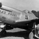 Illustration for article titled El piloto aliado que derribó a un avión de cada una de las potencias del Eje y fue condecorado por ello (y no conforme con eso, también a un avión de su propio país... y a su propia esposa)